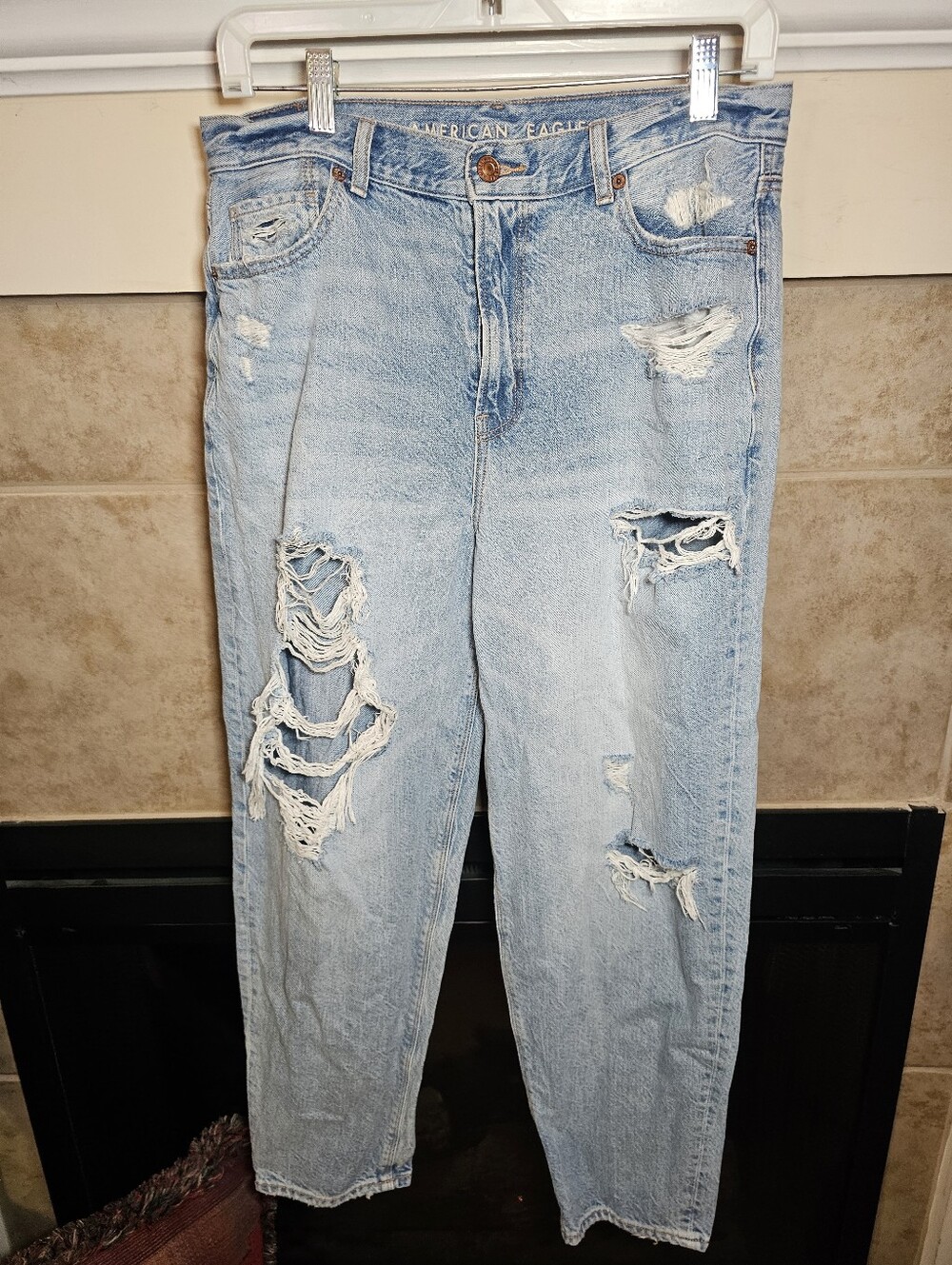 American Eagle Relaxed Mom Jean. Distressed 10R